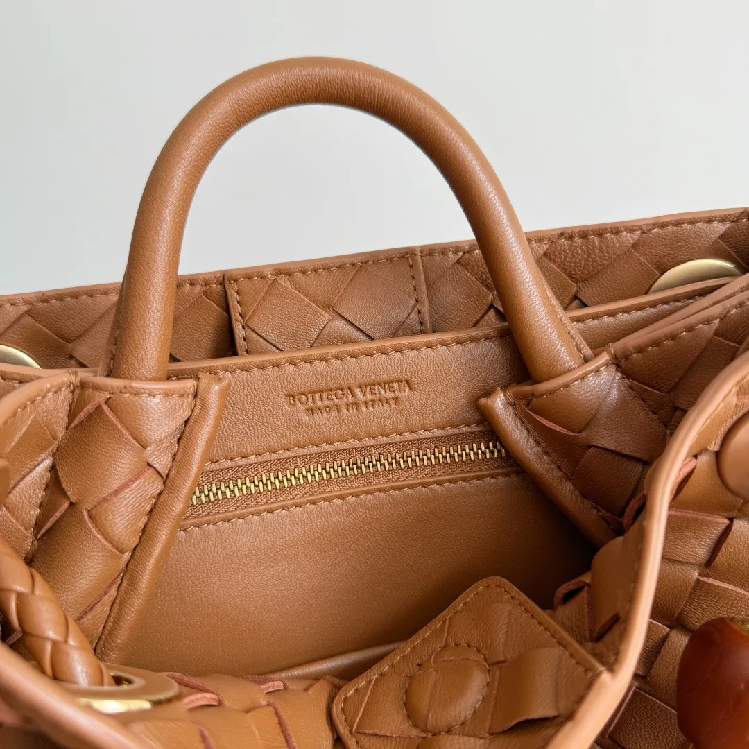 The new Andiamo batch of 3060 BV is shipped‼ ️The classic intercciato weaving process is used to create a soft bag, the metal knot is made of micro-cast aluminum using jewelry technology🪢, and the decorative beads are made of metal and hand-polished oak, allowing you to jump repeatedly between elegance and fun💃, making it unpredictable. Classic and versatile, it shows off your temperament, and the bag has a large capacity, making it very convenient for daily commuting! It has a variety of carrying methods, the shoulder straps can be adjusted by yourself, the original lambskin feels soft and delicate, and the unisex style breaks gender boundaries and brings a more practical and long-lasting use experience. The Andiamo, which has both elegant and casual styles, perfectly interprets the "fashionable old money style". Style number: 743568+wood hardware Color: chestnut brown Size: 25*22*10.5cm